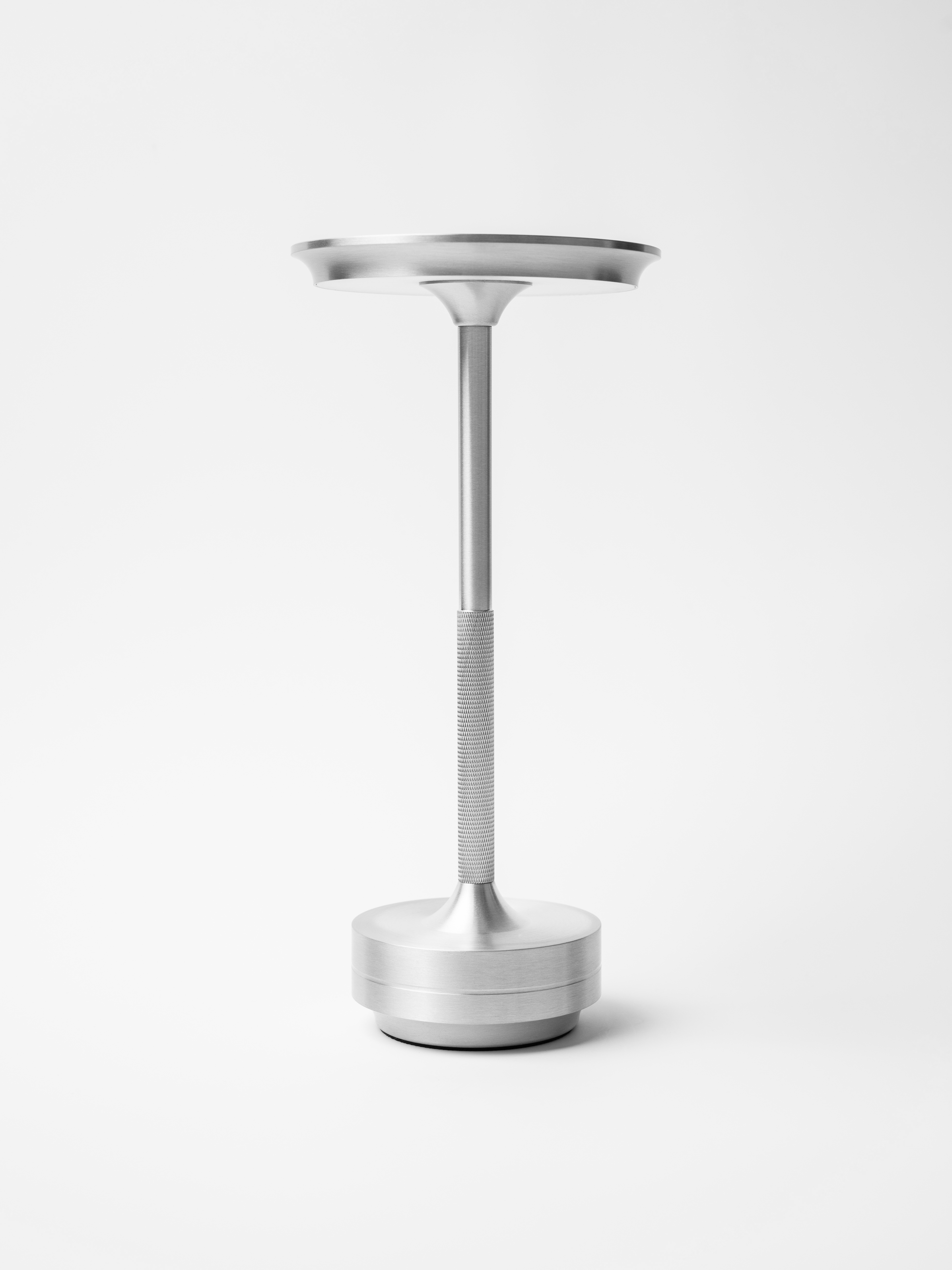 Лампа настольная d=13 см. h=27,5 см. 3 цвета, сенсорная регулировка яркости, алюм., серебристая LED HIGH-TECH MGline /1/20/ ВДОХНОВЕНИЕ